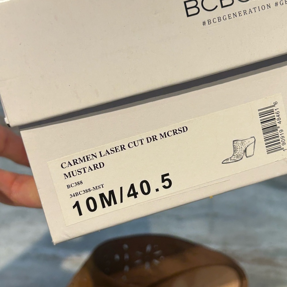 NIB ~ BCBG CARMEN LASERCUT MULES sz 10 - Picture 4 of 13